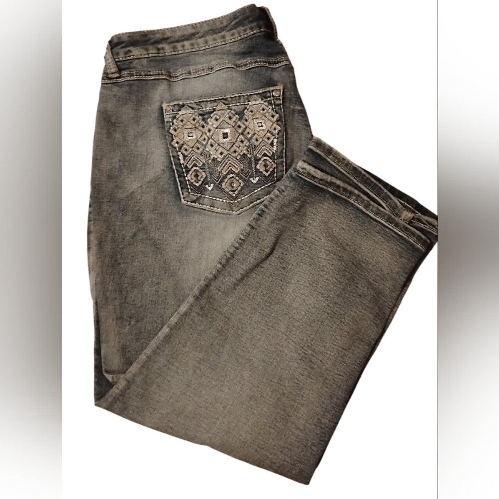 Embellished  Women's Capris Size 16 Curvy with Back Pocket Detail